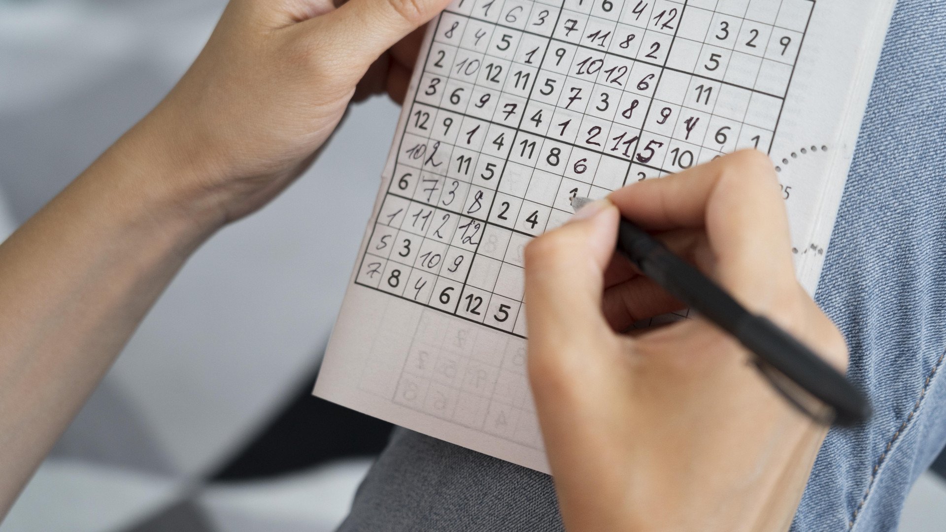 Mots fléchés, sudoku, mots mêlés : pourquoi les Français replongent dans les magazines de jeux ?
